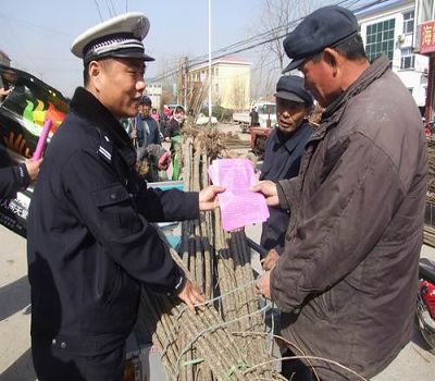 德州禹城市交警大队民警农村大集送平安