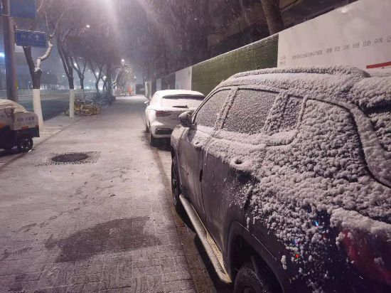 29日凌晨1點半，濟南和平路被白雪覆蓋。（梁旭日 攝）