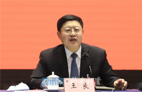 出席省十三届人大五次会议的济南代表团举行全体会议,审议山东省人大