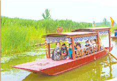 目前，越來越多的遊客到東平湖觀光遊覽。(□記者曹儒峰通訊員趙成龍報道)