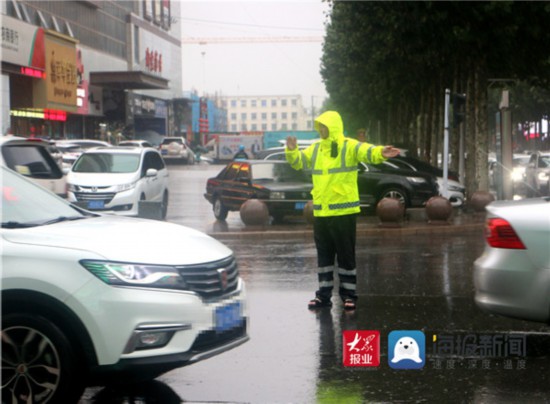 臨沂市公安局交通警察支隊蘭陵大隊全力以赴雨中堅守，疏堵保暢