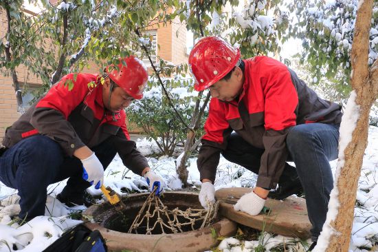 11月8日，淄博市環保供熱有限公司工作人員冒雪檢修供暖管道。（□記者 於新悅 通訊員 林靜 報道）
