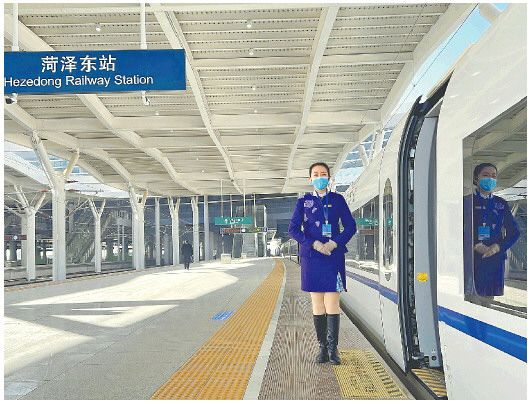 □记者吴荣新常青报道 试运行列车开进菏泽东站。
