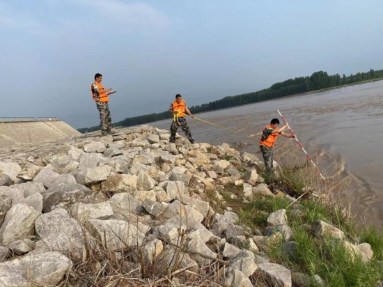 齐河黄河河务局小八里管理段职工正在进行根石探摸