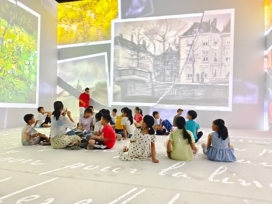 托管班的孩子们到JN150文化创意园参观梵高艺术画展。（□记者 赵国陆 通讯员 梓岳 报道）
