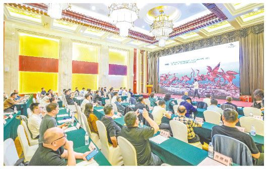 2023山东工艺美术博览会暨“山东手造”精品展配套活动“2023传统工艺与时代发展高峰论坛”现场。（□记者巩姗 苗楠 贾馨儒 报道）