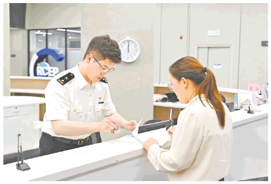 □记者李媛通讯员高瑞刚报道  6月2日，青岛海关关员签发山东首份对菲律宾RCEP原产地证书。