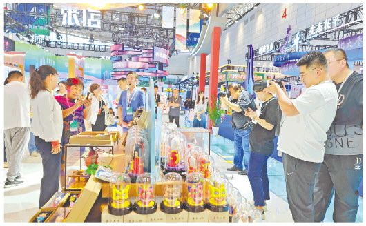 9月14日，文旅博覽會山東手造展區吸引眾多游客前來參觀。（□記者王世翔報道）