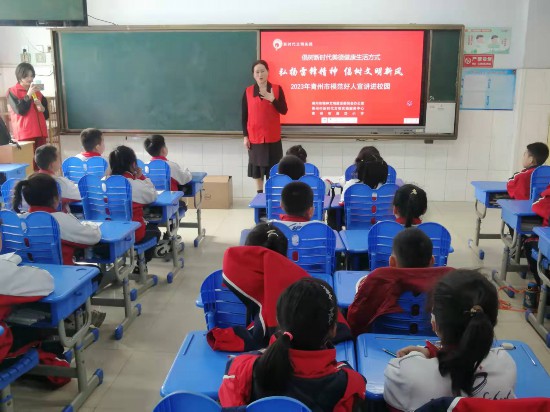 青州市定期舉辦模范好人宣講進校園活動。