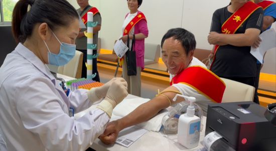 青州市為入選的“身邊好人”進行免費體檢。