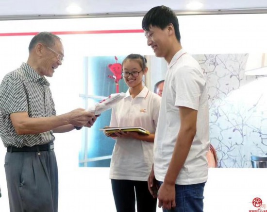 姚光武:身虽老志未衰 助寒门学子圆梦校园
