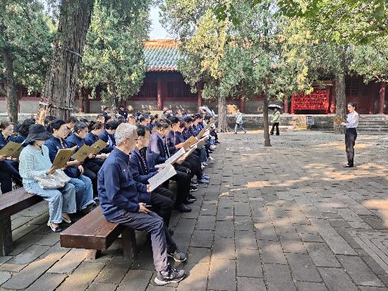 中国浦东干部学院中西部地区年轻干部培训班学员在济宁政德教育干部学院现场教学点接受政德教育。□记者 吕光社 通讯员 张文 报道