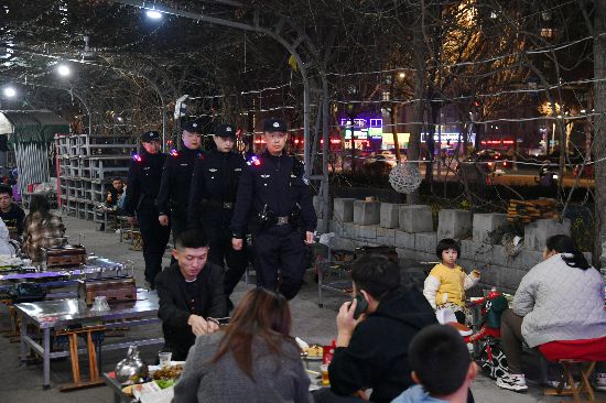 張店公安分局賈庄派出所組織警力在轄區夜市燒烤攤進行巡邏、安全檢查。