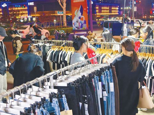 濟南市首個大型服裝夜市恢復開市 濼口商圈“煙火氣”再升騰