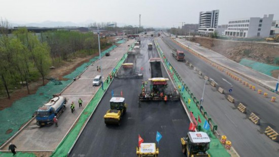 济南经十路东延部分路段开始沥青路面施工