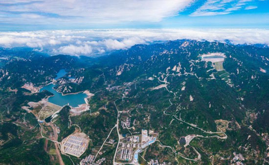 图为国网新源山东文登抽水蓄能电站全景。