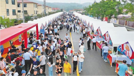 9月20日，2024年中国农民丰收节山东主场活动现场，“好品山东”黄河大集吸引了大量群众.