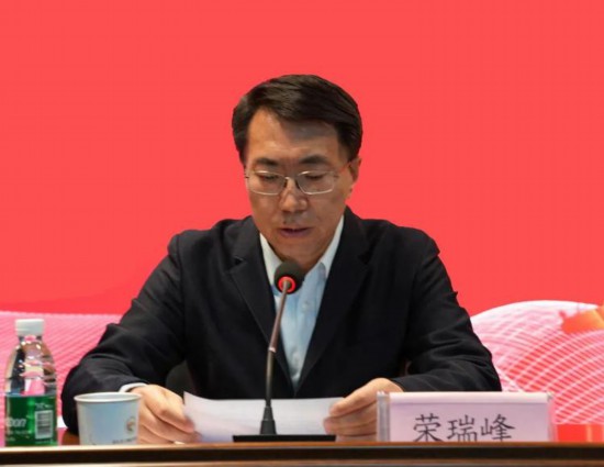 山东省文化和旅游厅博物馆与社会文物处处长荣瑞峰主持开班仪式。