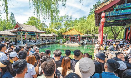 “五一”假期首日，濟南趵突泉公園迎來客流高峰，大批游客前來賞泉、游玩。（畢勝）