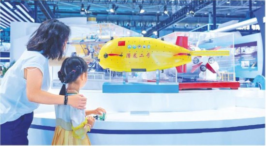 　　9月7日，市民游客在2025東亞海洋博覽會參觀。（張進剛 報道）
