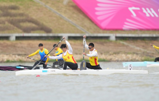 山東隊組合於岳斌(右二)/於陳偉(右一)奪得男子1000米雙人劃艇金牌