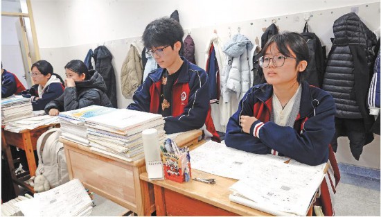 梁山一中新換課桌較原來長高了3厘米。