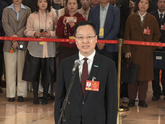 3月12日,全國人大代表、海信集團黨委書記、董事長賈少謙在十四屆全國人大四次會議“代表通道”上接受媒體採訪。