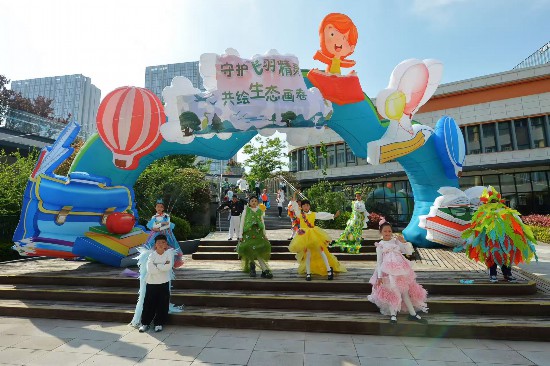 城阳区荟城小学的学生在展示自制的环保服装秀