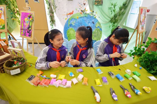城阳区国城小学的学生在制作小鸟模型