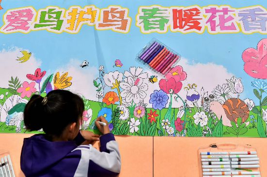 城阳区荟城小学的学生在绘制爱鸟护鸟长卷